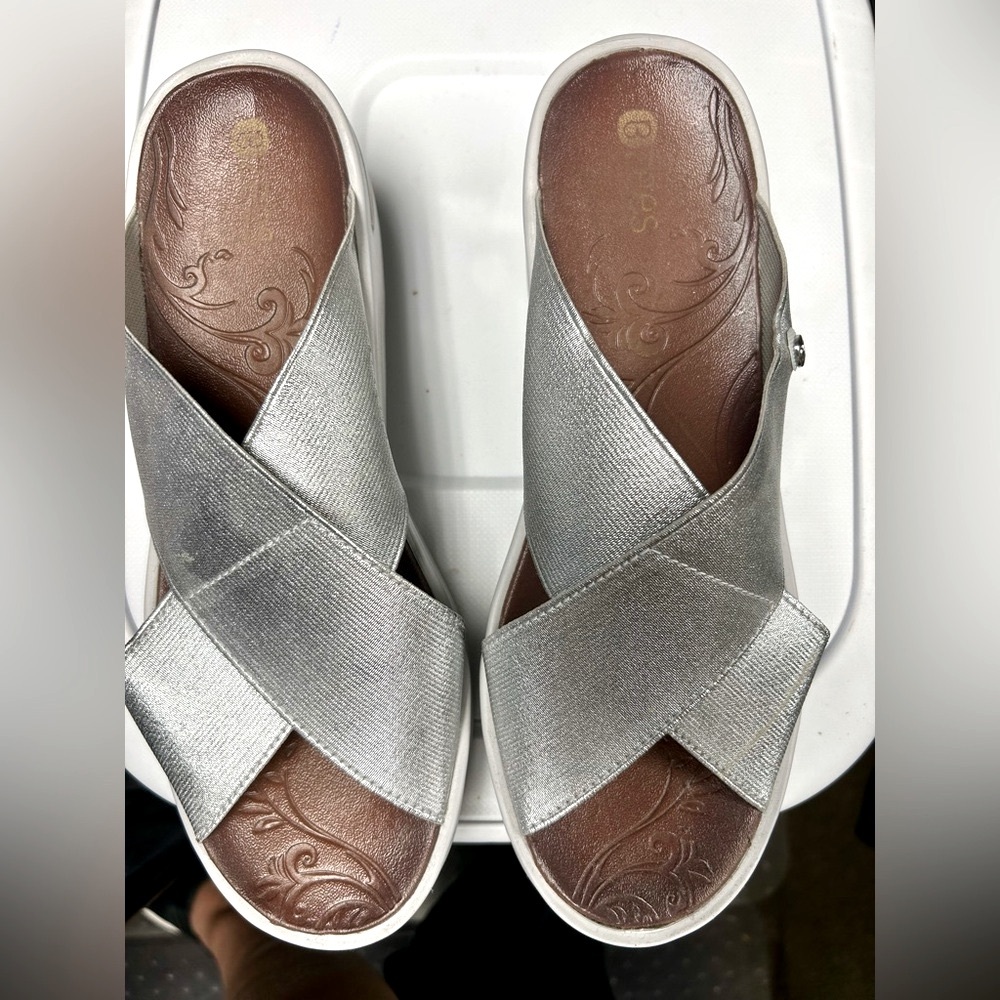 BZees Desire Wedge Sandal Size 9M Silver Stretch Metallic Comfort Cushion Shoes